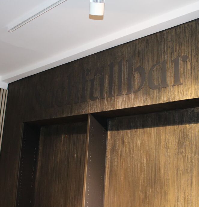 Kreativwand in Holzoptik mit integrierter Bar Kreativwand in moderner Holzoptik mit integrierter Bar in der Wand